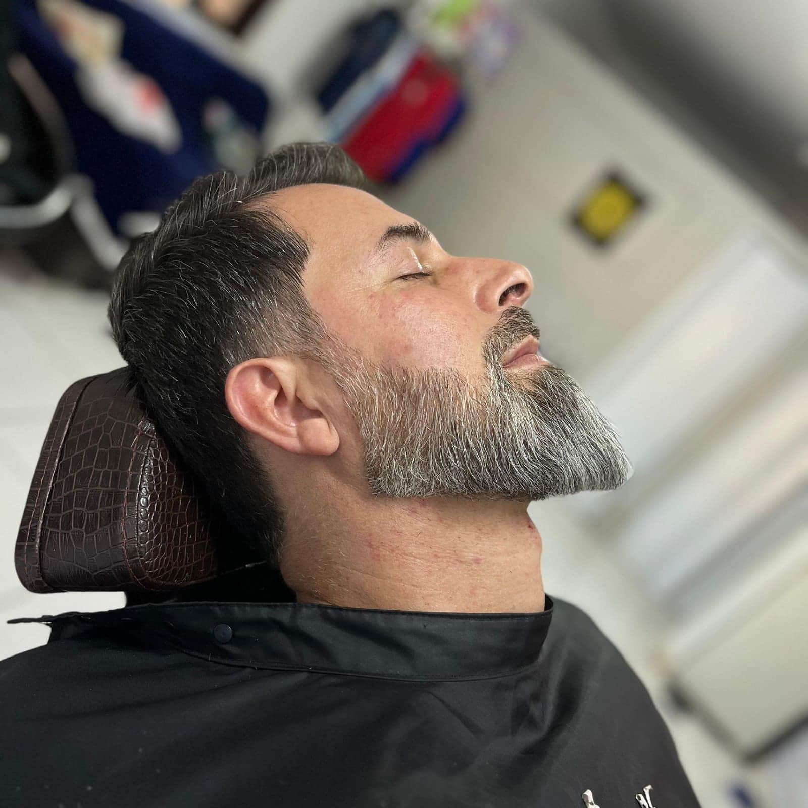 Barboterapia com toalha no vapor na Dom Elii Barbershop